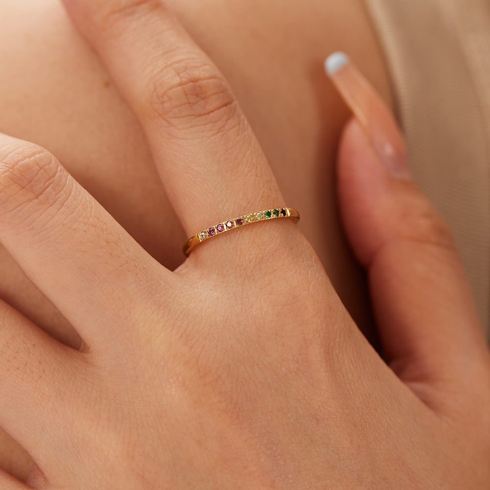 Anello da donna minimalista geometrico in acciaio inossidabile con intarsio in zircone colorato e placcatura in oro 18 carati