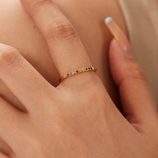 Anillo minimalista geométrico de acero inoxidable con incrustaciones de circonita colorida y chapado en oro de 18 quilates para mujer