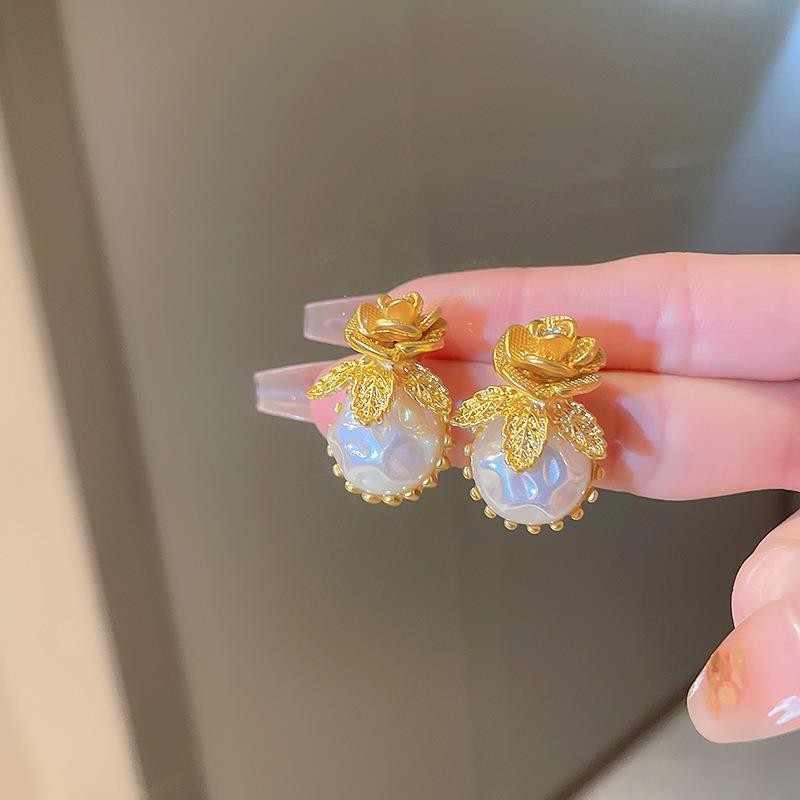 Vintage Floral and Heart-Shaped Alloy Stud Earrings with Gold Plating for Women