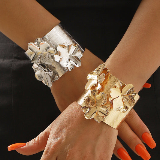 Elegant Floral-Shaped Iron Bracelet with Plated Finish for Women, Luxe Minimalist Fashion Accessory