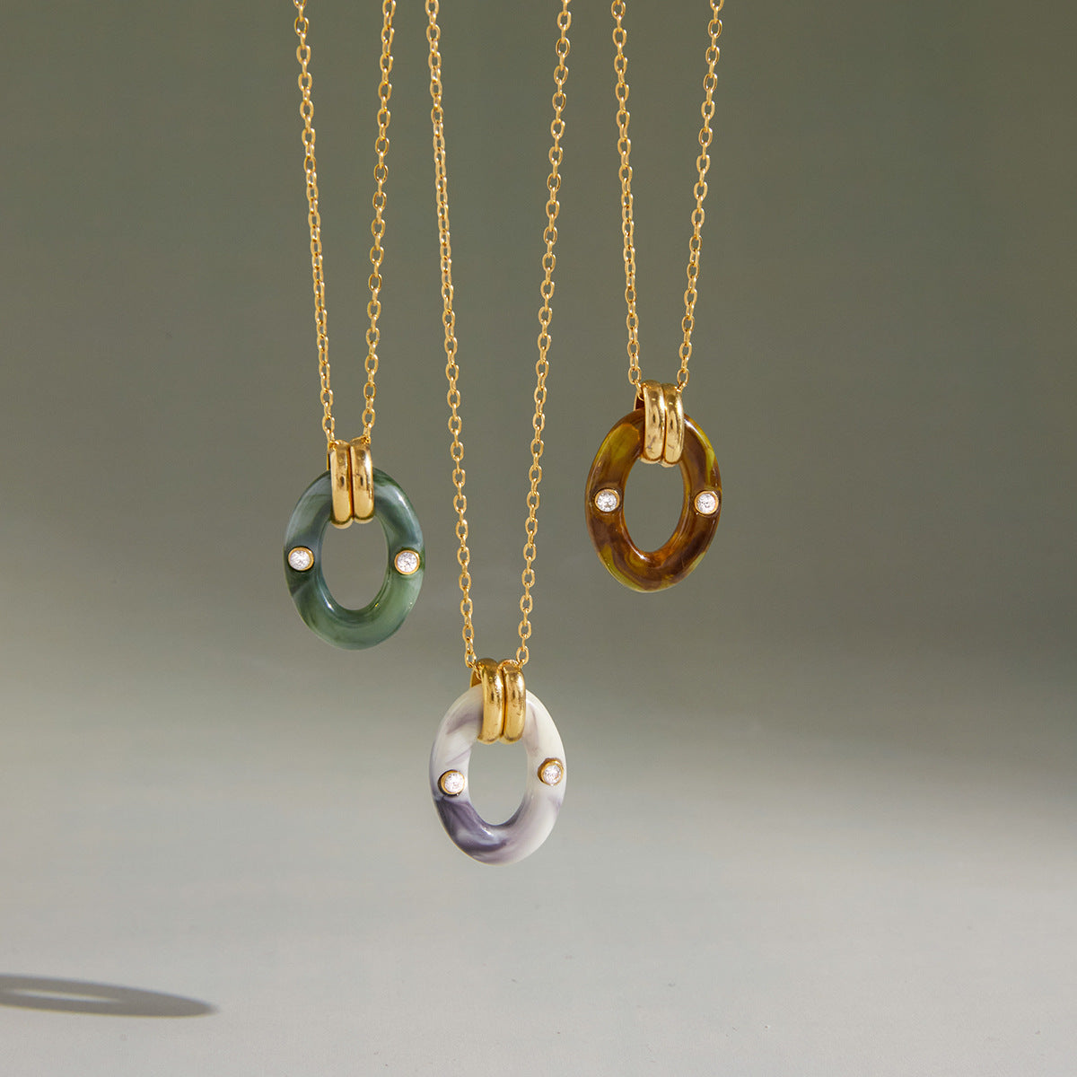 Ciondolo Ovale Geometrico Minimalista in Acciaio al Titanio Placcato Oro 18K PVD con Resina, Collana da Donna