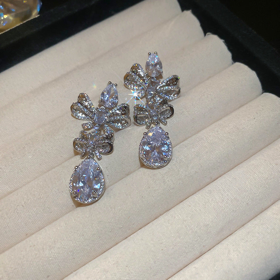 Orecchini floreali minimalisti con perle, perno in argento sterling 925 e strass, da donna