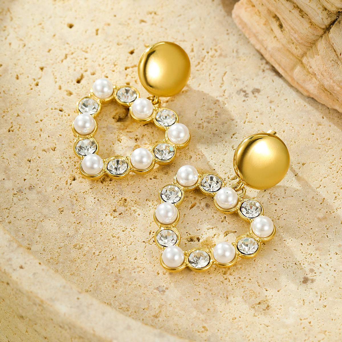 Orecchini a pendente a forma di cuore in acciaio inossidabile alla moda con intarsio di zirconi e perle, finitura placcata, eleganti gioielli per orecchie da donna
