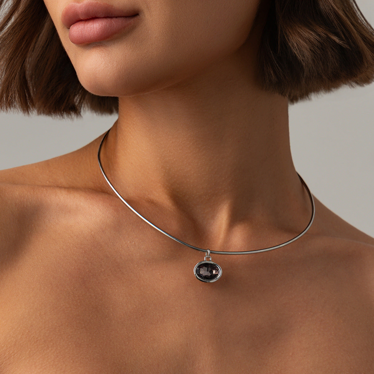 Minimalist Oval Geometric Rhinestone Plated Zinc Alloy Pendant Choker Necklace for Women