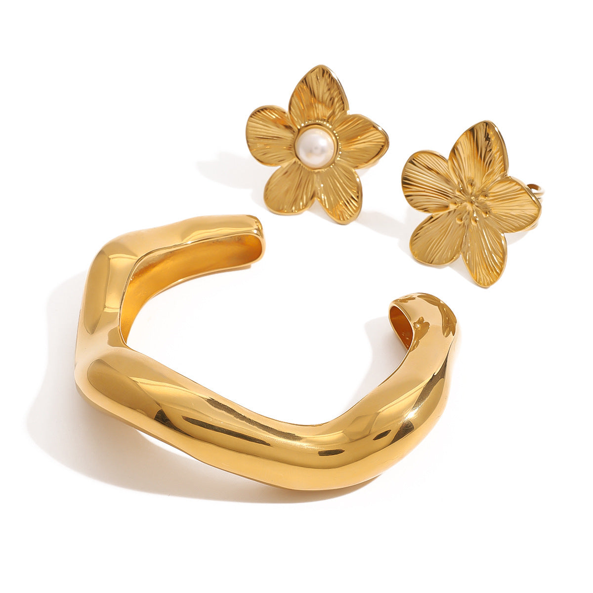 Bracciale rigido aperto minimalista in acciaio inossidabile con perla e dettagli floreali, gioiello da mano in titanio e acciaio