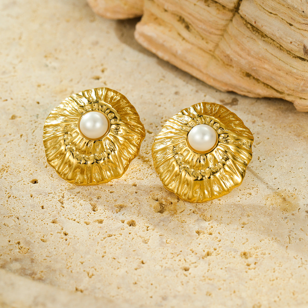 Pendientes minimalistas de acero de titanio con pliegues geométricos y perlas incrustadas para mujer