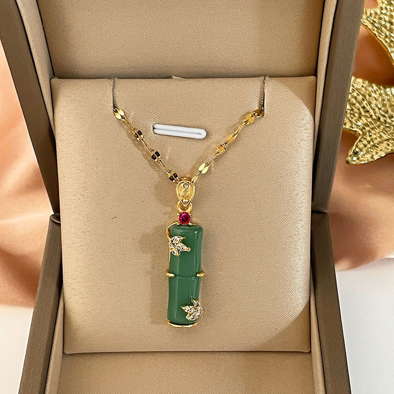 Collana da donna a forma di farfalla, in acciaio al titanio con finitura placcata e catena ondulata, dal design minimalista