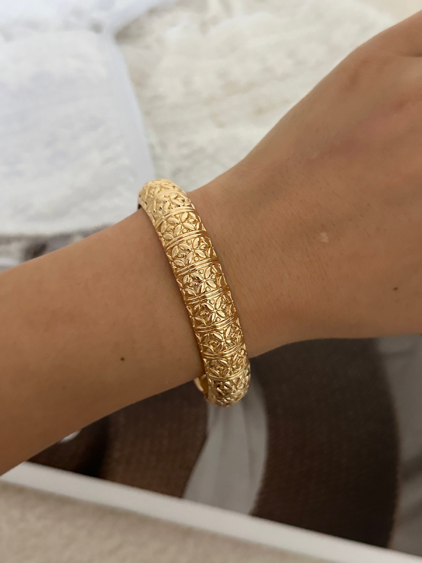 Bracciale elastico in acrilico con figure geometriche colorate