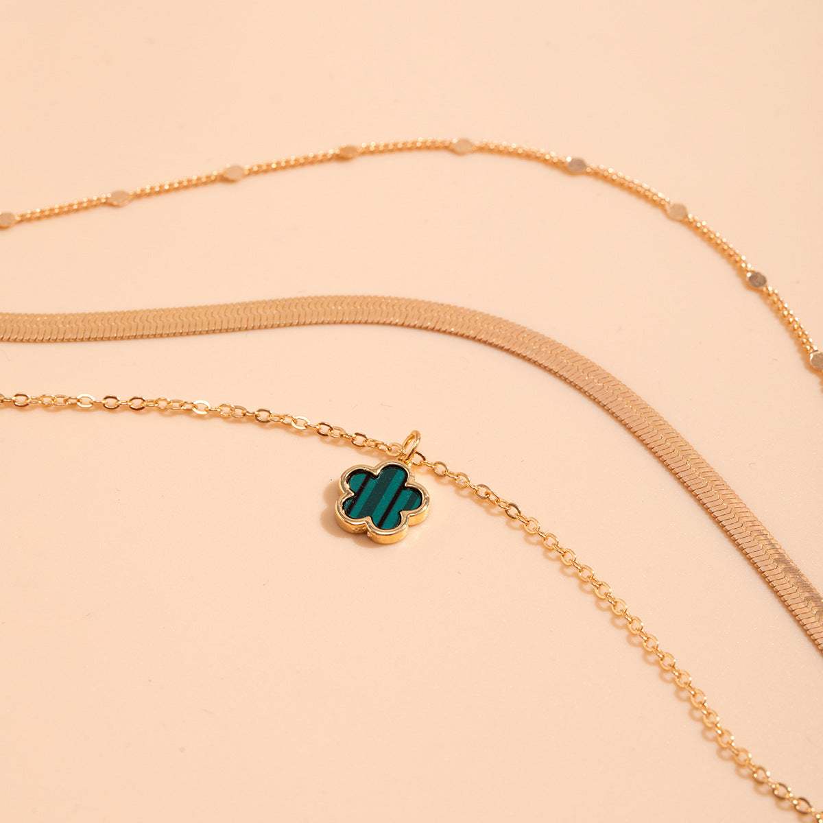Set collana da donna minimalista con trifoglio in metallo galvanizzato e catena a serpente