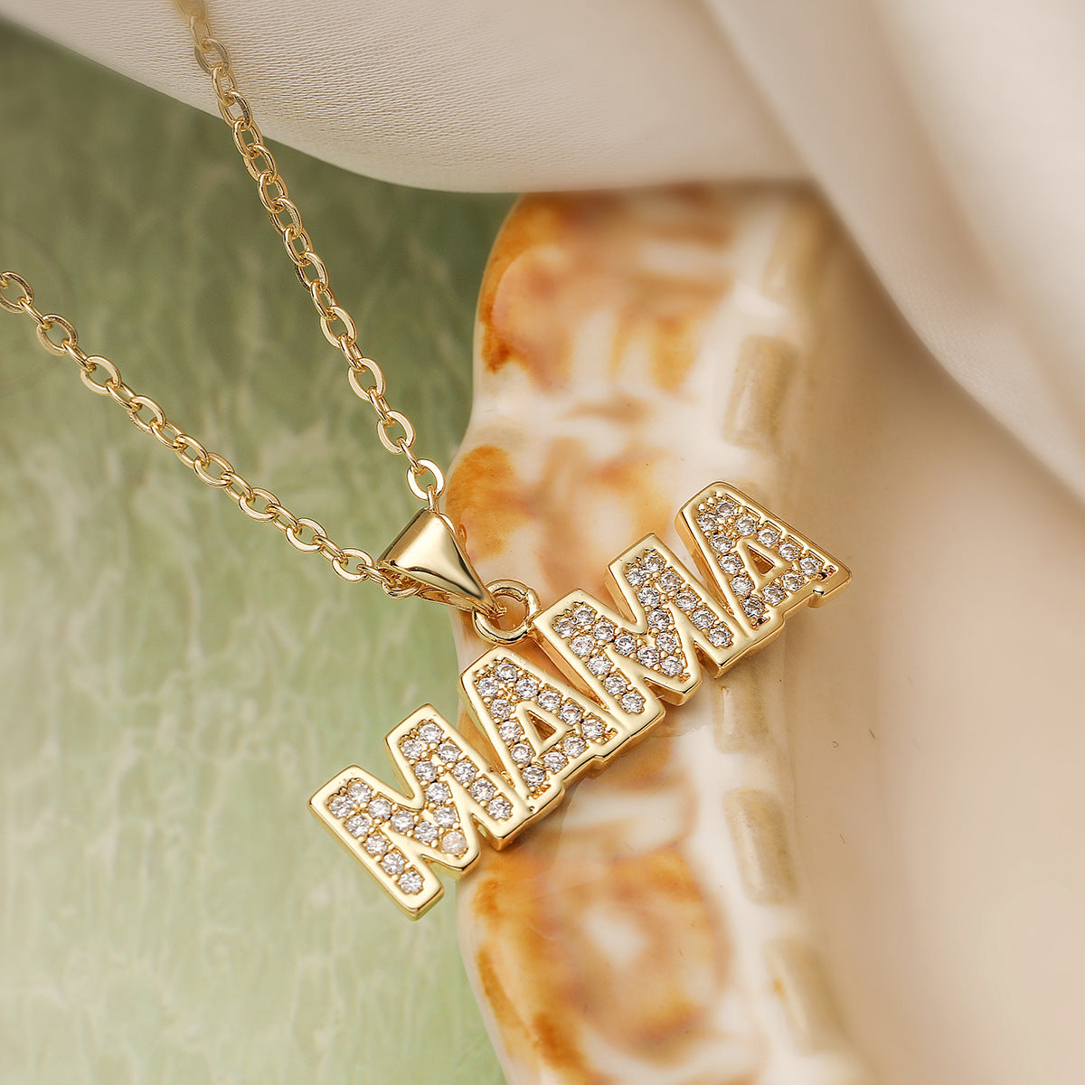 Collana con Pendente MAMA Geometrico Minimalista da Donna, Base in Rame Placcata Oro 18K, Design Lussuoso e Leggero