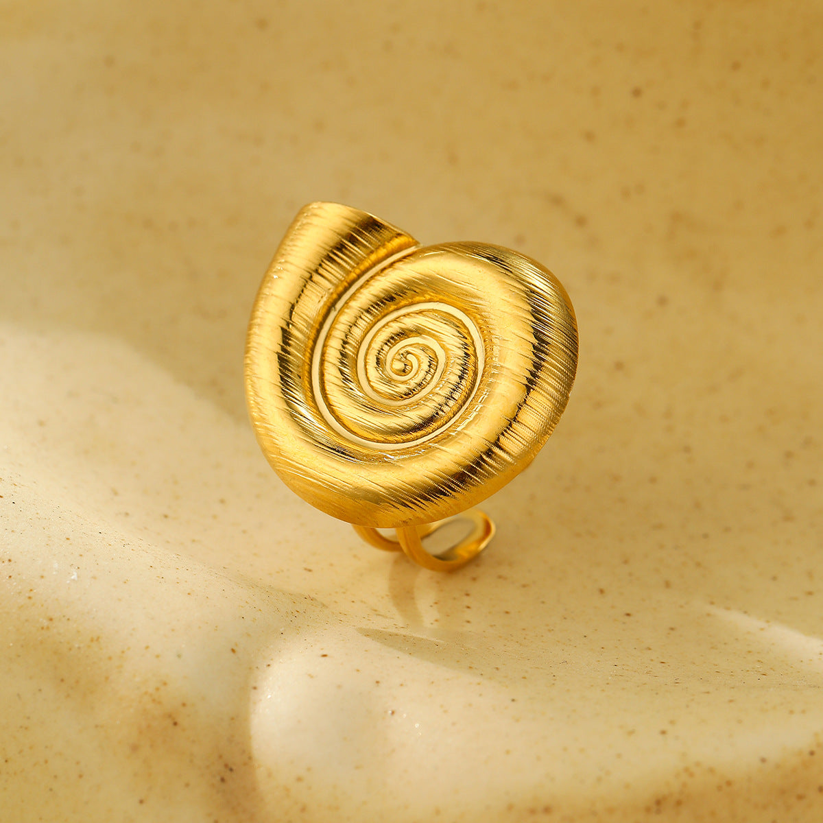 Anello da donna minimalista in acciaio inossidabile ispirato all'oceano, con forma a stella marina e trama filettata, finitura lussuosa elettrolitica