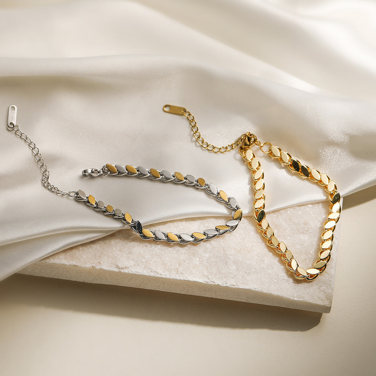 Bracciale vintage geometrico in acciaio inossidabile da donna con placcatura in oro 18 carati, design irregolare, accessorio alla moda per tutti i giorni