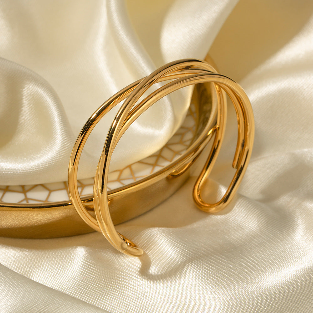 Pulsera de acero titanio con textura geométrica estilo INS para mujer, con baño de oro de 18K y diseño de brazalete abierto.