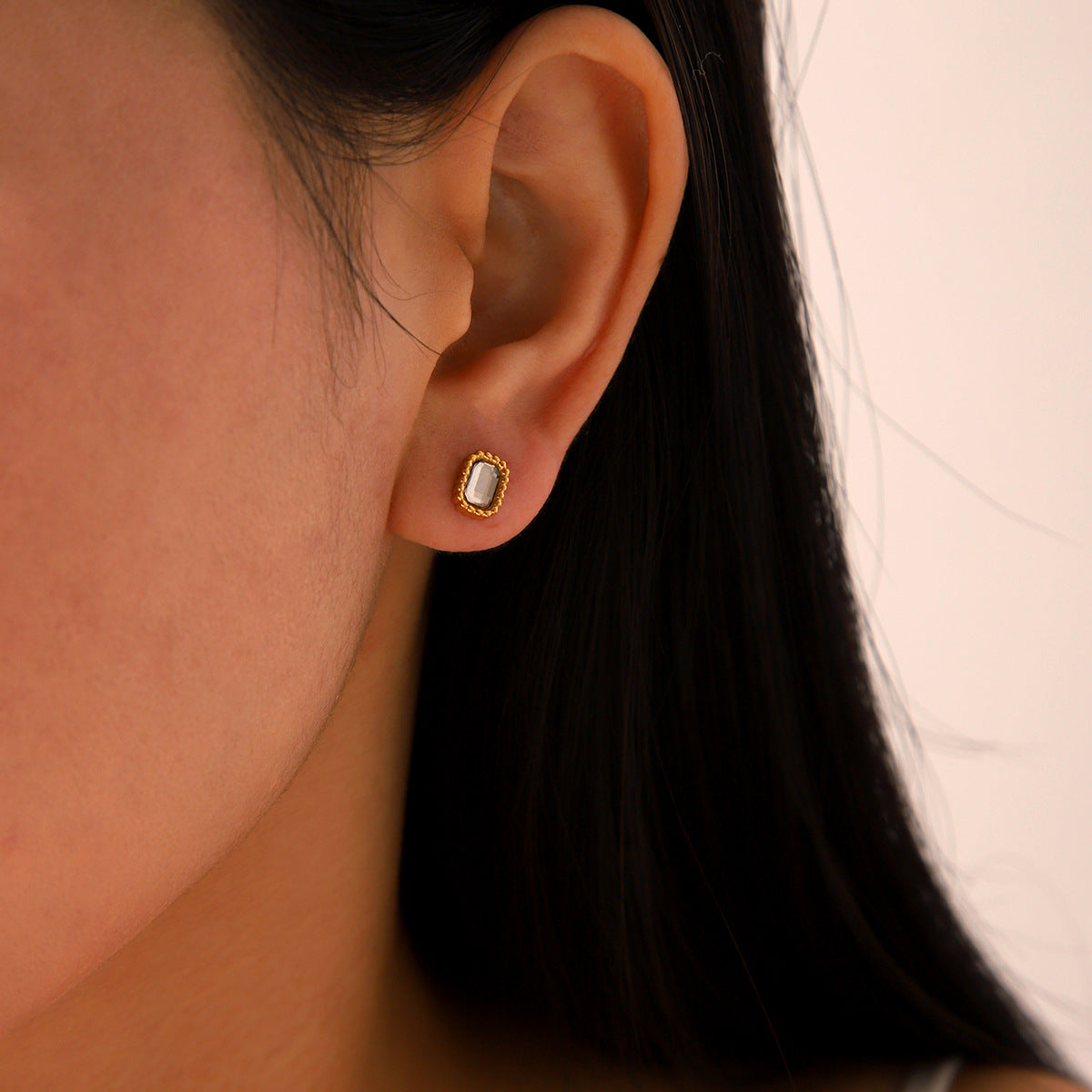 Orecchini a perno quadrati minimalisti in acciaio inossidabile stile francese con intarsio in zircone bianco e finitura in acciaio al titanio ipoallergenico