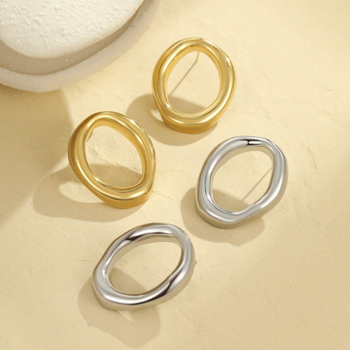Orecchini a cerchio da donna in acciaio inossidabile geometrici irregolari alla moda con finitura galvanica