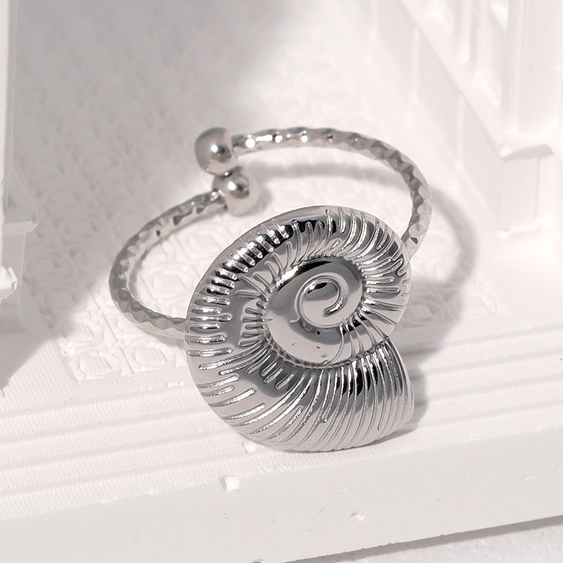 Anello da donna in acciaio al titanio placcato oro 18 carati con design geometrico minimalista a conchiglia