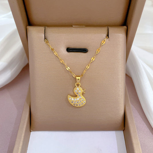 Collana con Ciondolo Anatra Geometrica Dettagliata con Strass in Acciaio al Titanio di Lusso per Unisex, Lunghezza Regolabile 21-50 cm, Stile Fresco e Dolce