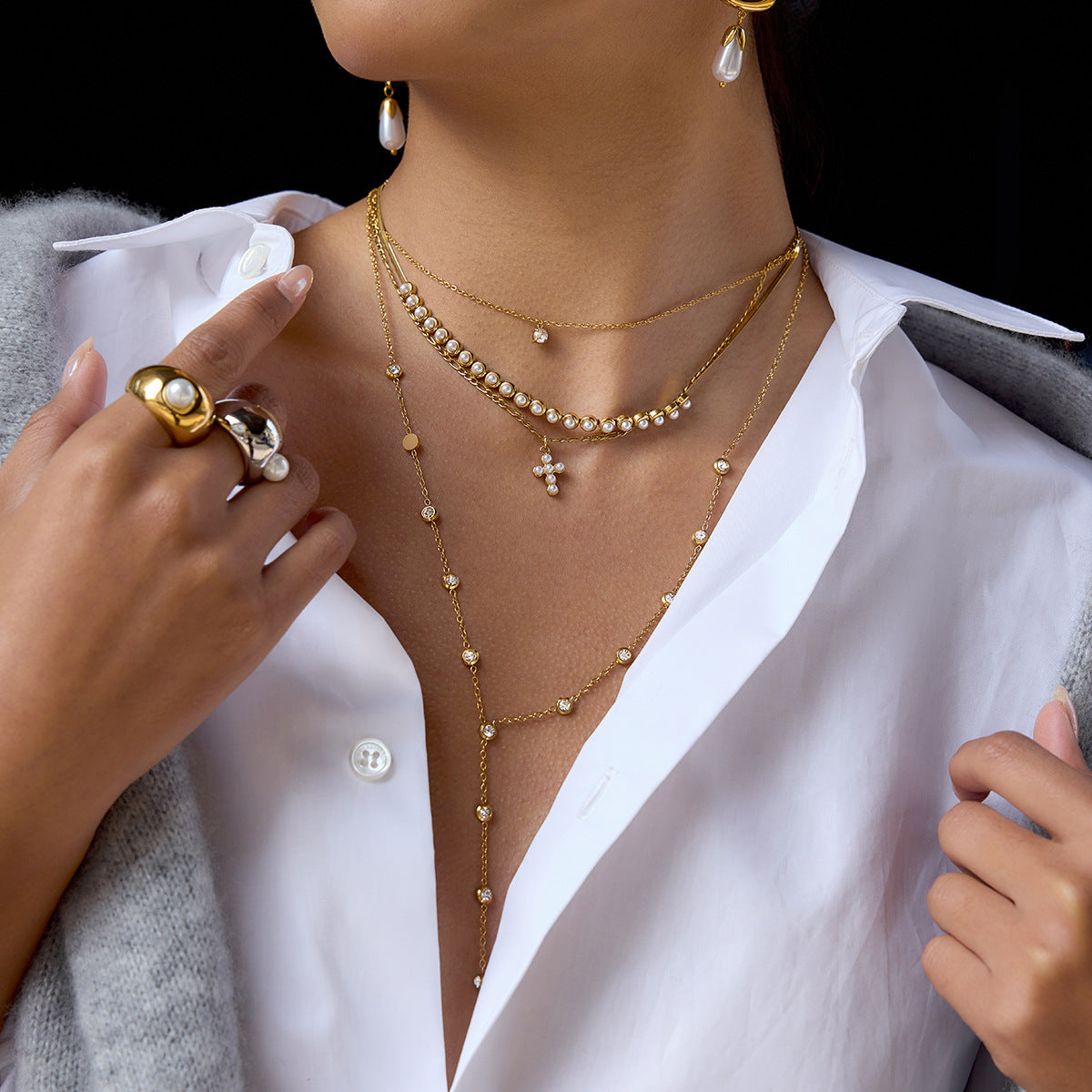 Set collana e bracciale minimalista con ciondolo a stella, luna, nuvola e universo in acciaio al titanio con dettagli in perle e finitura galvanizzata da donna