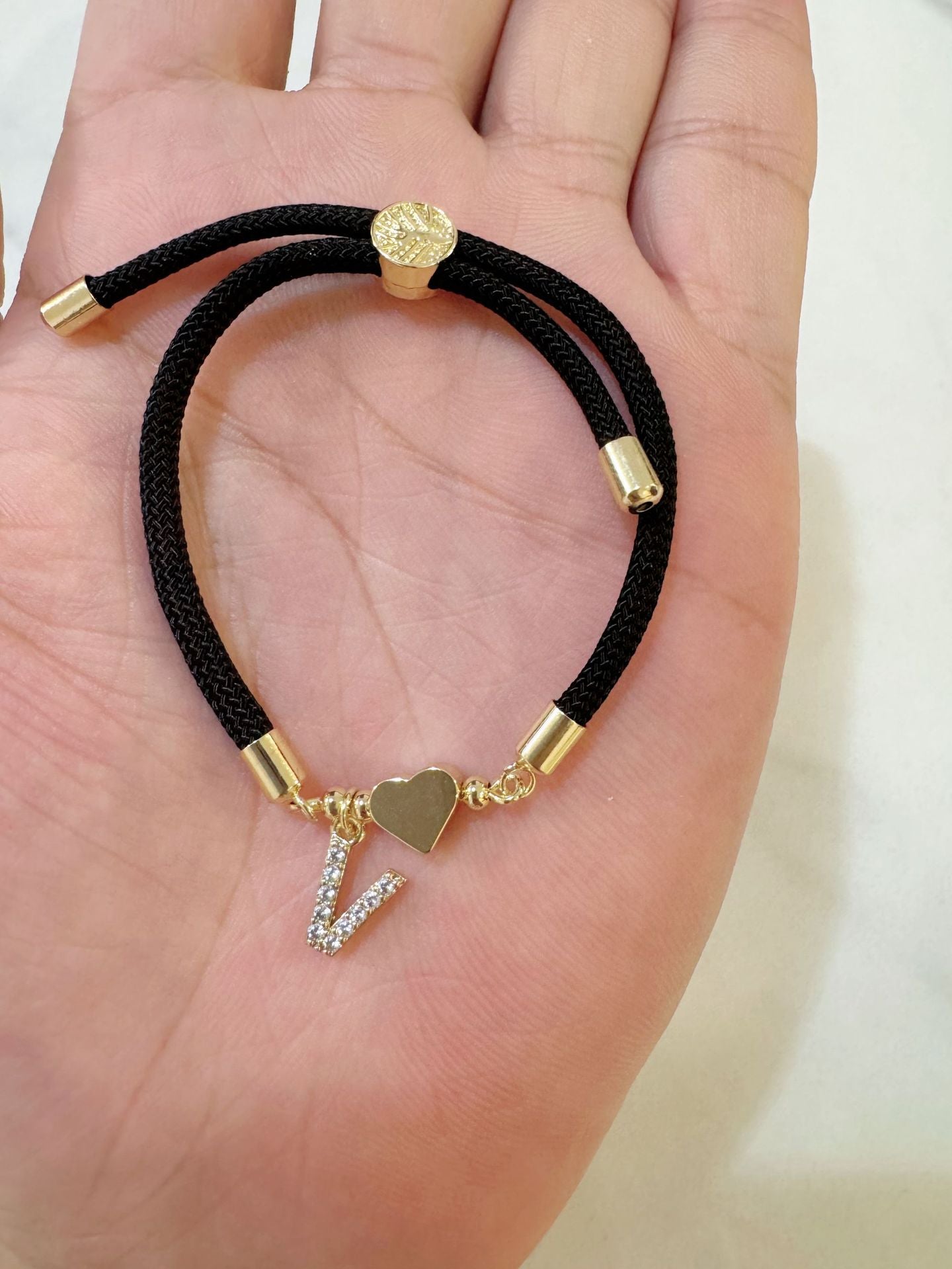 Pulsera minimalista de circonita cúbica con corazón de letra chapada en latón y cordón ajustable