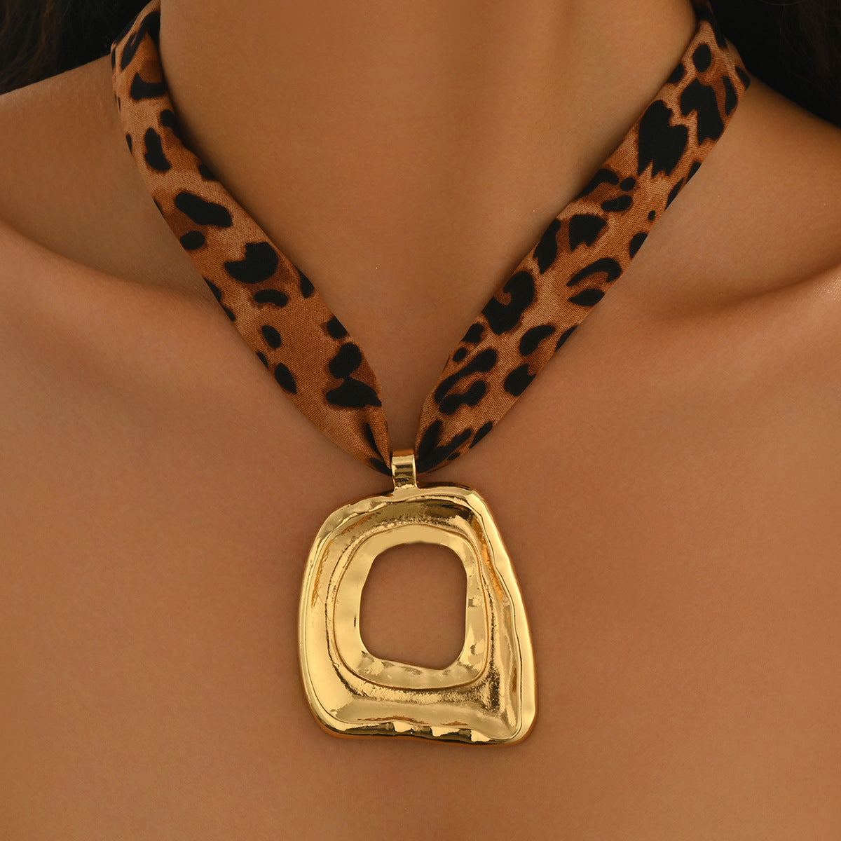Collana con Pendente Geometrico Irregolare Minimalista da Donna in Lega di Zinco con Finitura Galvanizzata e Cordino in Velluto