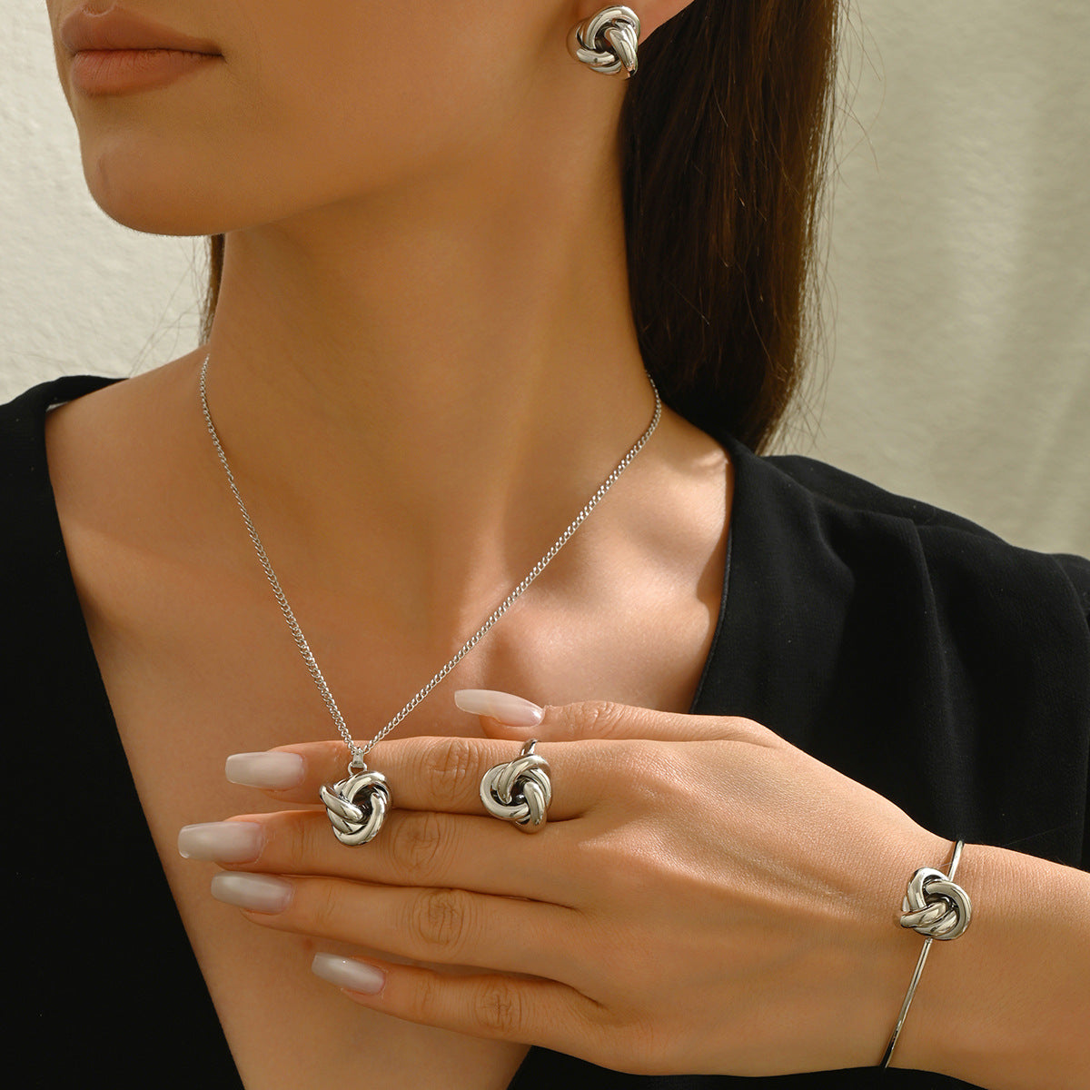 Conjunto de collar, pulsera torcida y pendientes de aleación con acabado chapado, estilo geométrico para mujer