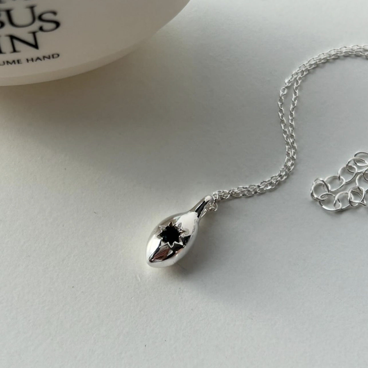 Collana pendente geometrica minimalista con zirconi neri in argento sterling 925 con finitura placcata per donne