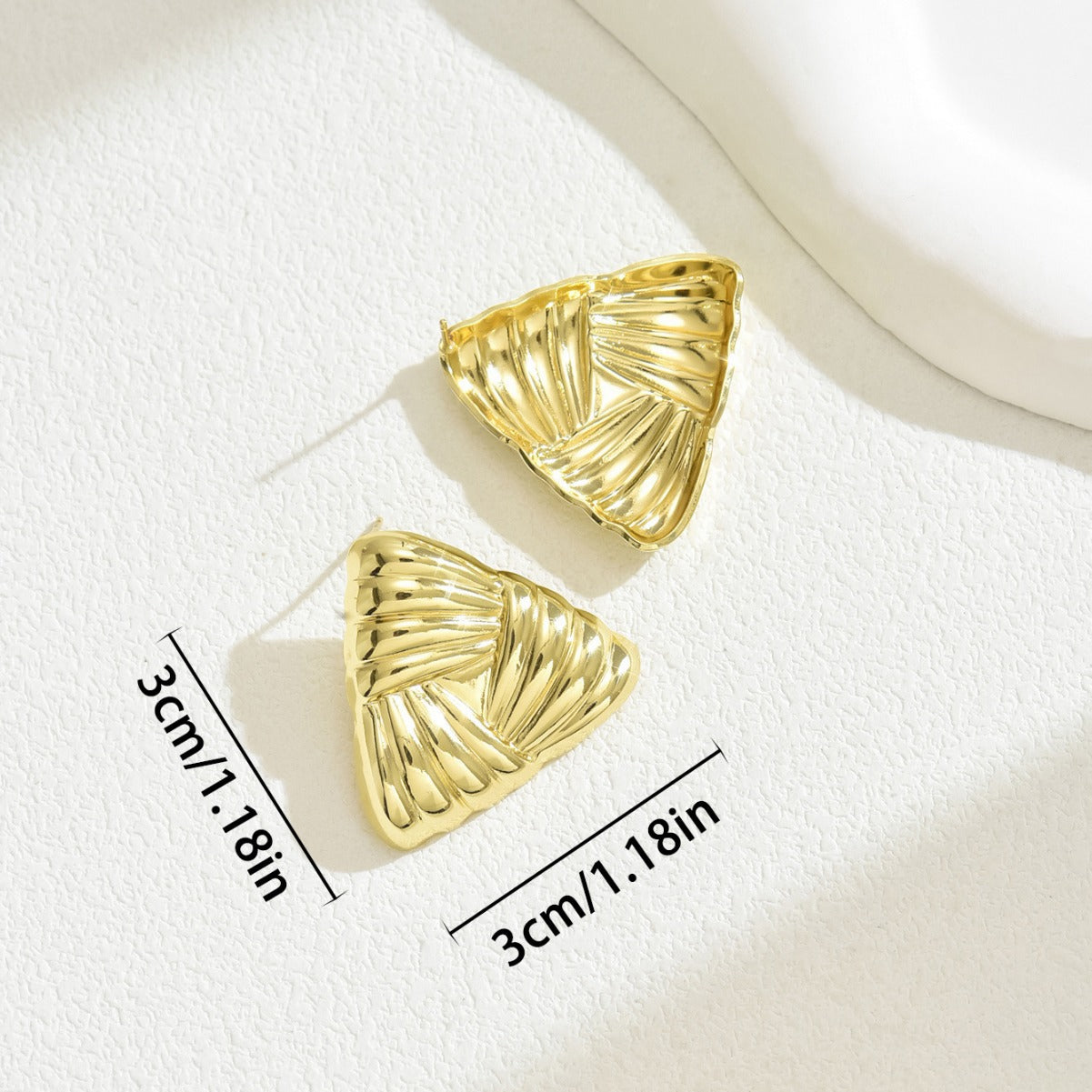 Pendientes Geométricos Minimalistas Plegados para Mujer con Base de Cobre y Acabado Galvanizado Diseño Triangular Lineal