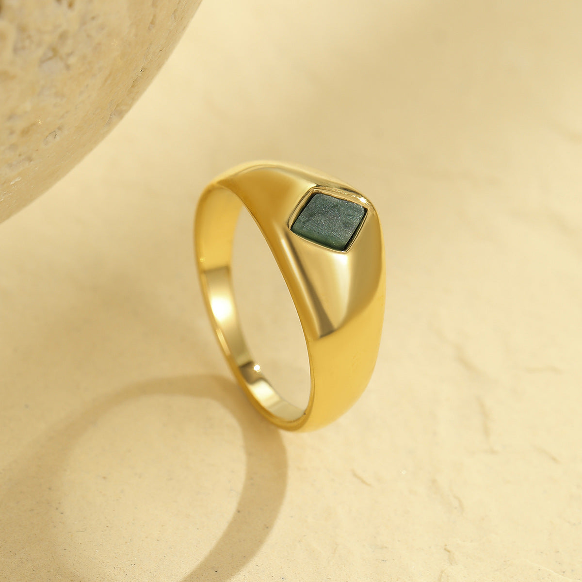 Anillo de acero inoxidable geométrico minimalista con acabado chapado para mujer, joya llamativa a la moda con forma cuadrada
