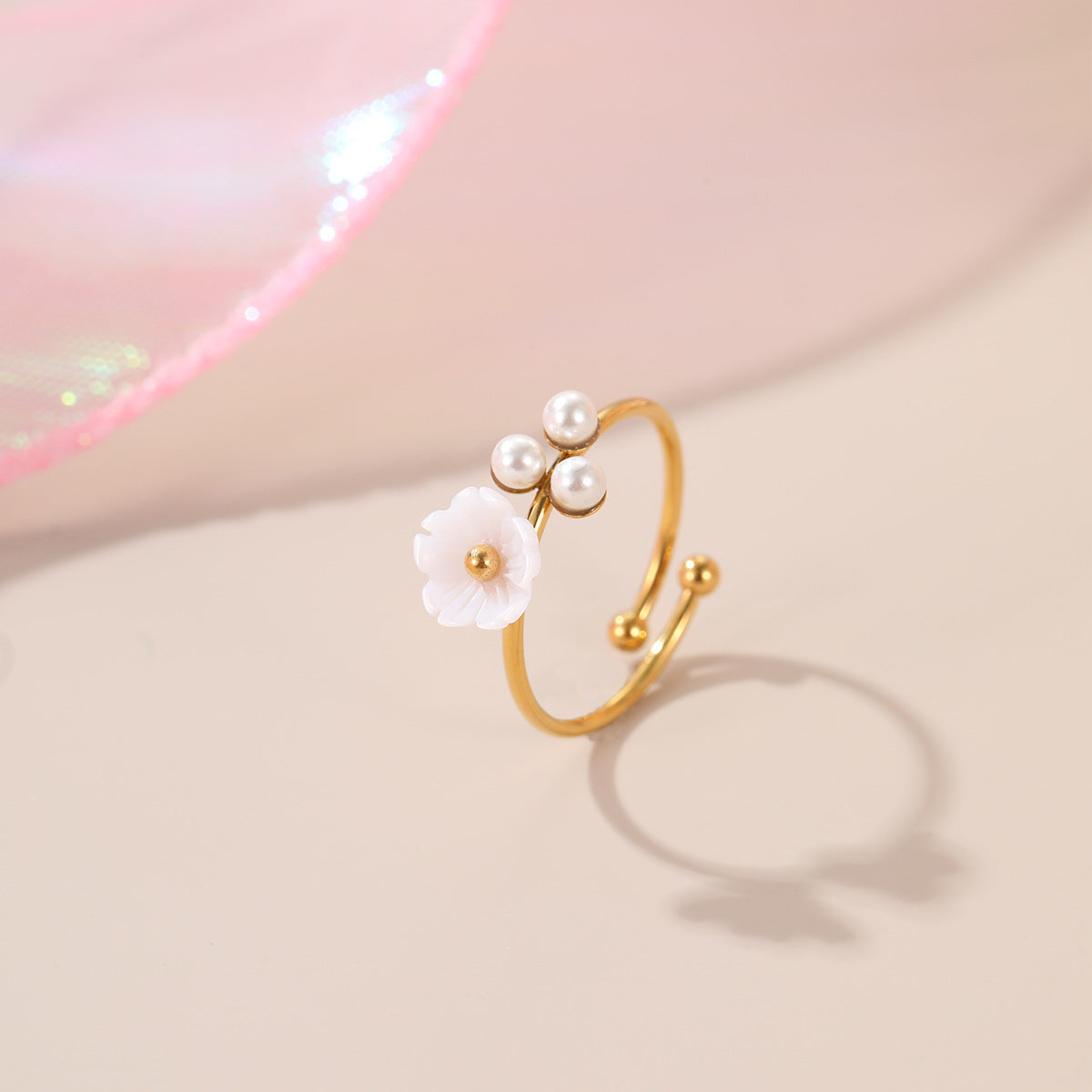 Elegante anello aperto da donna in acciaio inossidabile con perle e motivo floreale, placcato in oro 18 carati