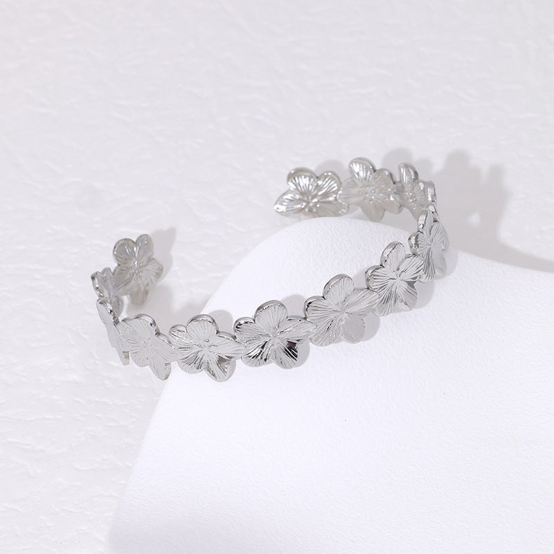 Bracciale Minimalista in Acciaio al Titanio con Fiori per Donna, Placcatura in Oro 18K e Design con Apertura Regolabile