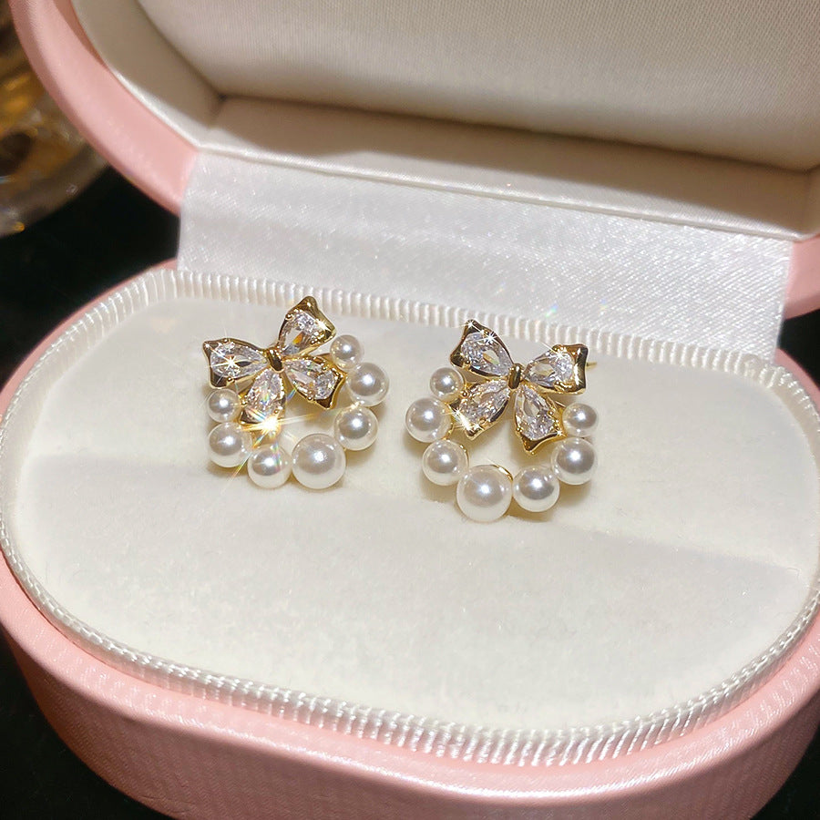 Elegantes pendientes de perlas simuladas en forma de lazo con incrustaciones de circonitas para mujer, joyería de moda minimalista de lujo para uso diario