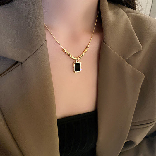 Collar de Acero de Titanio con Baño de Oro de 18K, Diseño Original en Forma de Animal Irregular para Mujeres y Hombres