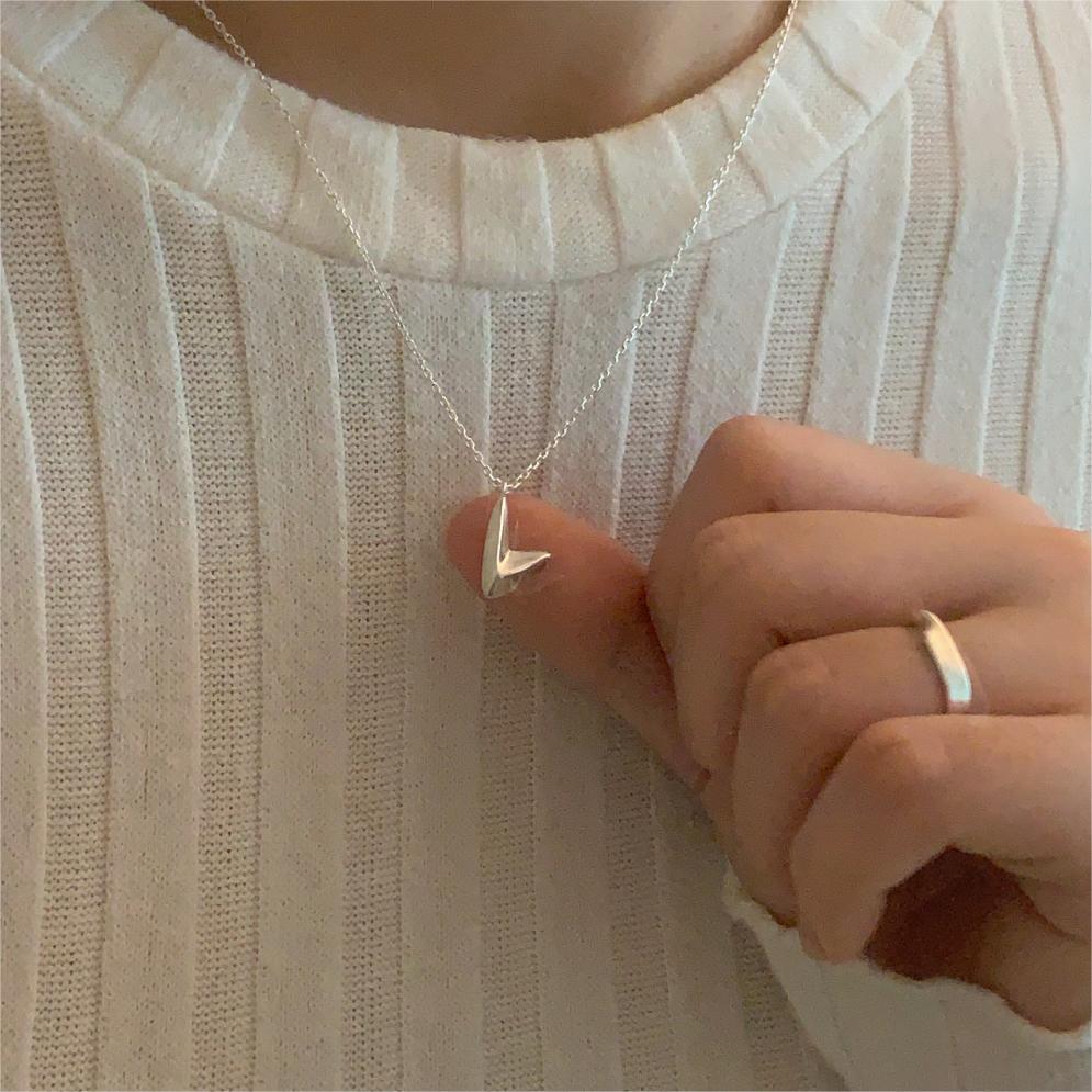 Collana Minimalista a V Irregolare in Argento Sterling 925 con Dettaglio Geometrico