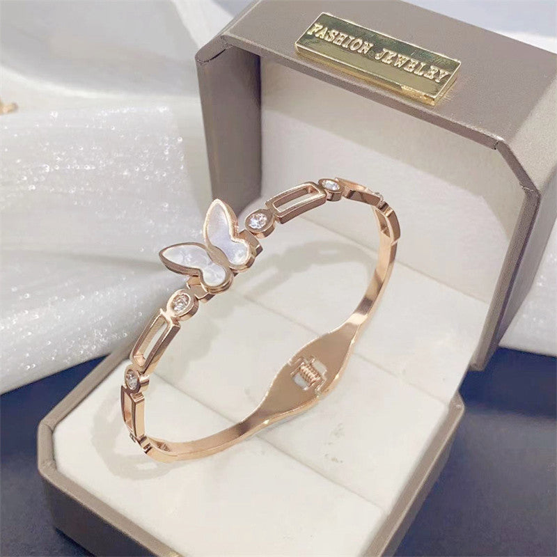 Bracciale a Polsino Minimalista a Farfalla da Donna in Acciaio al Titanio con Intarsi di Strass e Accenti in Madreperla, Finitura Placcata Oro