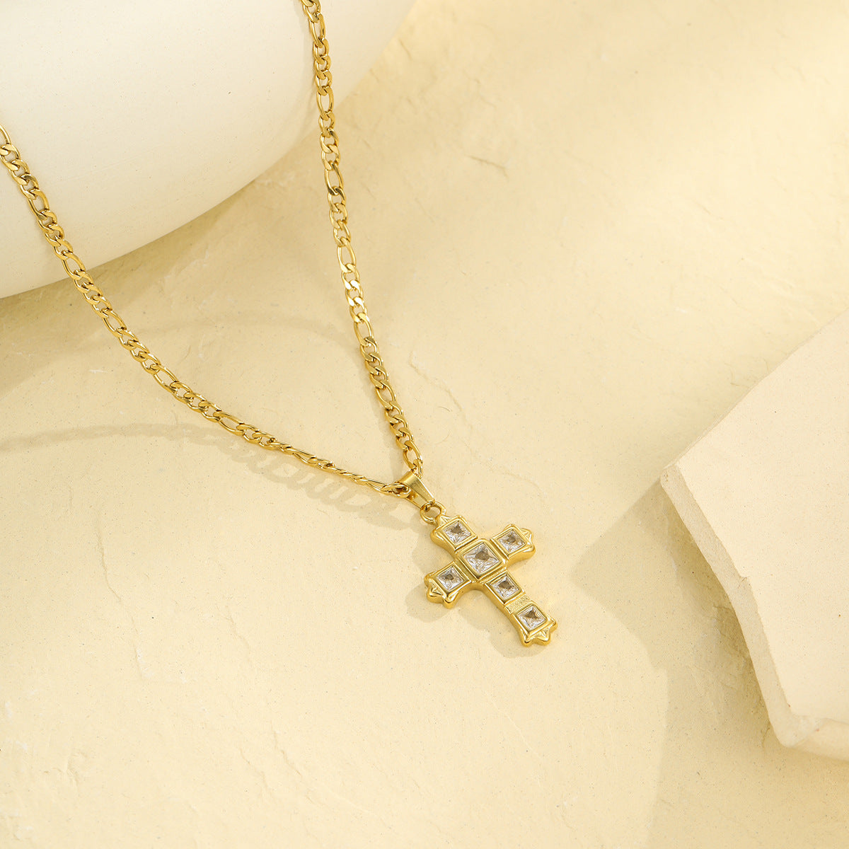 Collana con ciondolo a croce geometrica di moda in acciaio inossidabile placcato oro 18 carati per donna