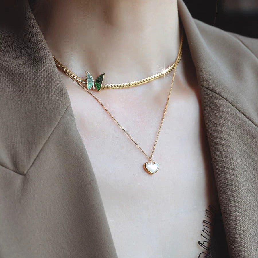 Collana con pendente a farfalla verde in stile francese vintage in acciaio al titanio placcato oro 18 carati da donna