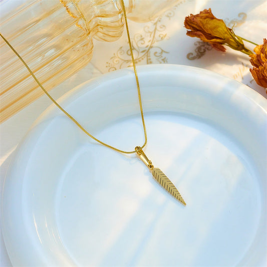 Collana con ciondolo minimalista triangolare a foglia lunga in acciaio al titanio con finitura placcata da donna