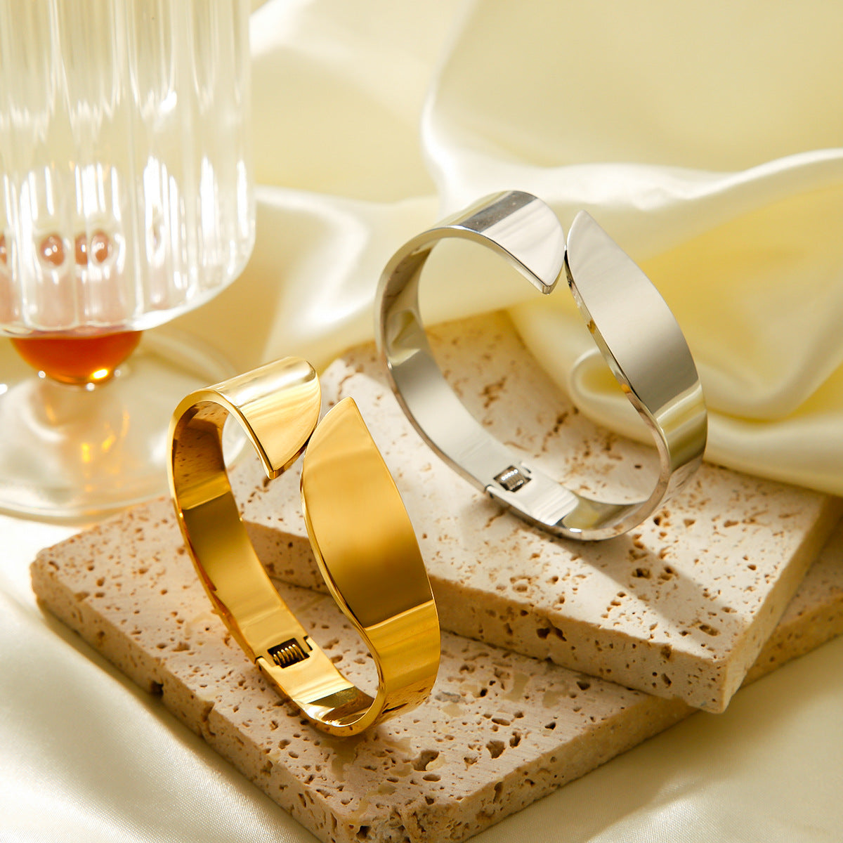 Bracciale rigido aperto minimalista da donna in acciaio inossidabile a larghezza ampia con finitura lucida