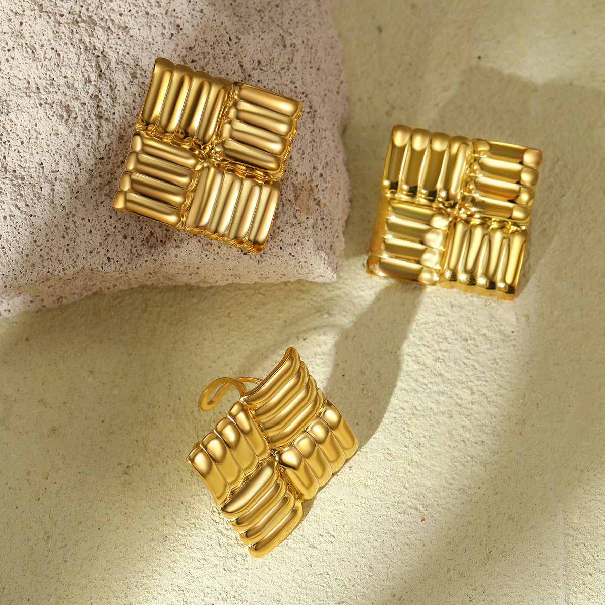 Pendientes de acero de titanio con textura cuadrada geométrica a la moda para mujer con acabado chapado y atractivo minimalista de lujo