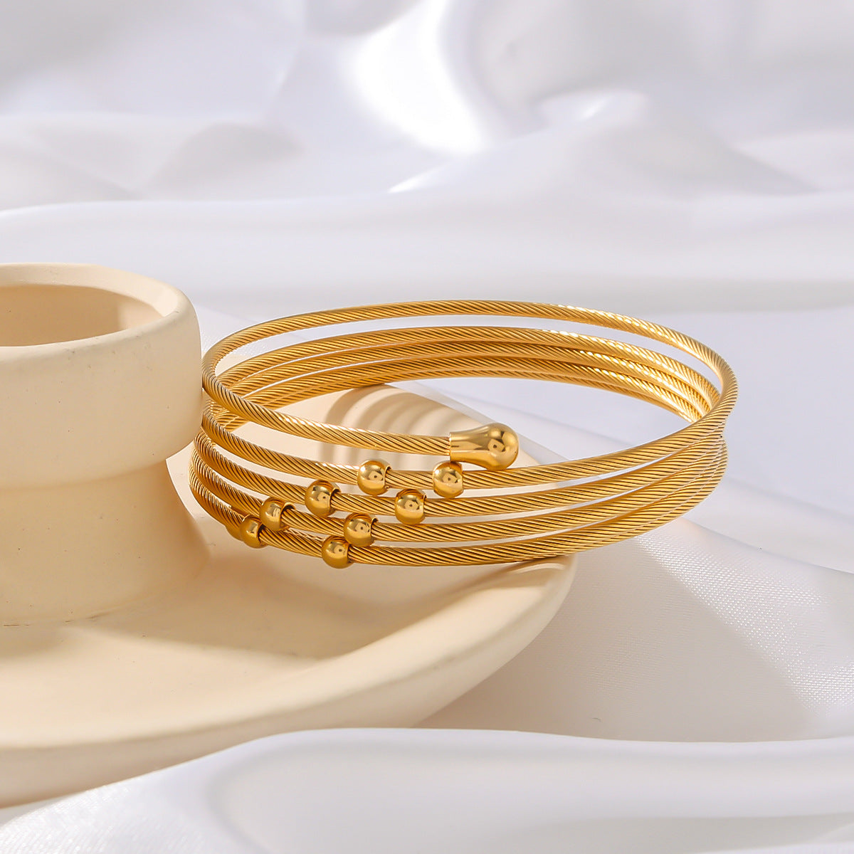 Bracciale da donna in acciaio inossidabile intrecciato a torsione irregolare stile Ins con finitura placcata