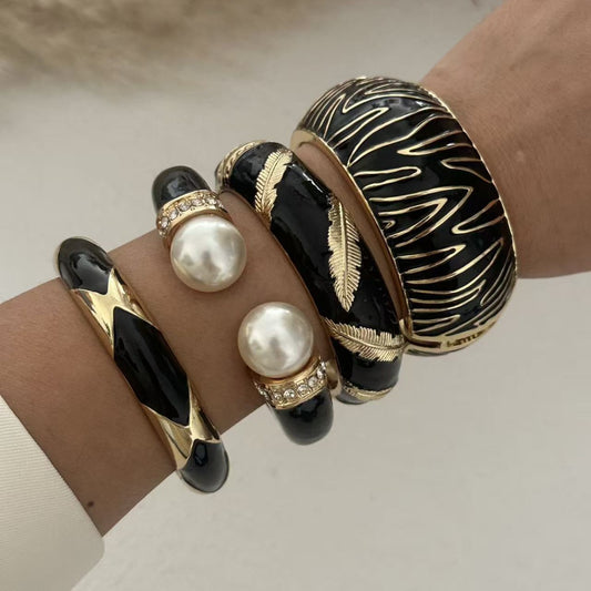 Bracciale da donna a polsino largo in lega smaltata a goccia d'olio con stampa zebrata geometrica punk