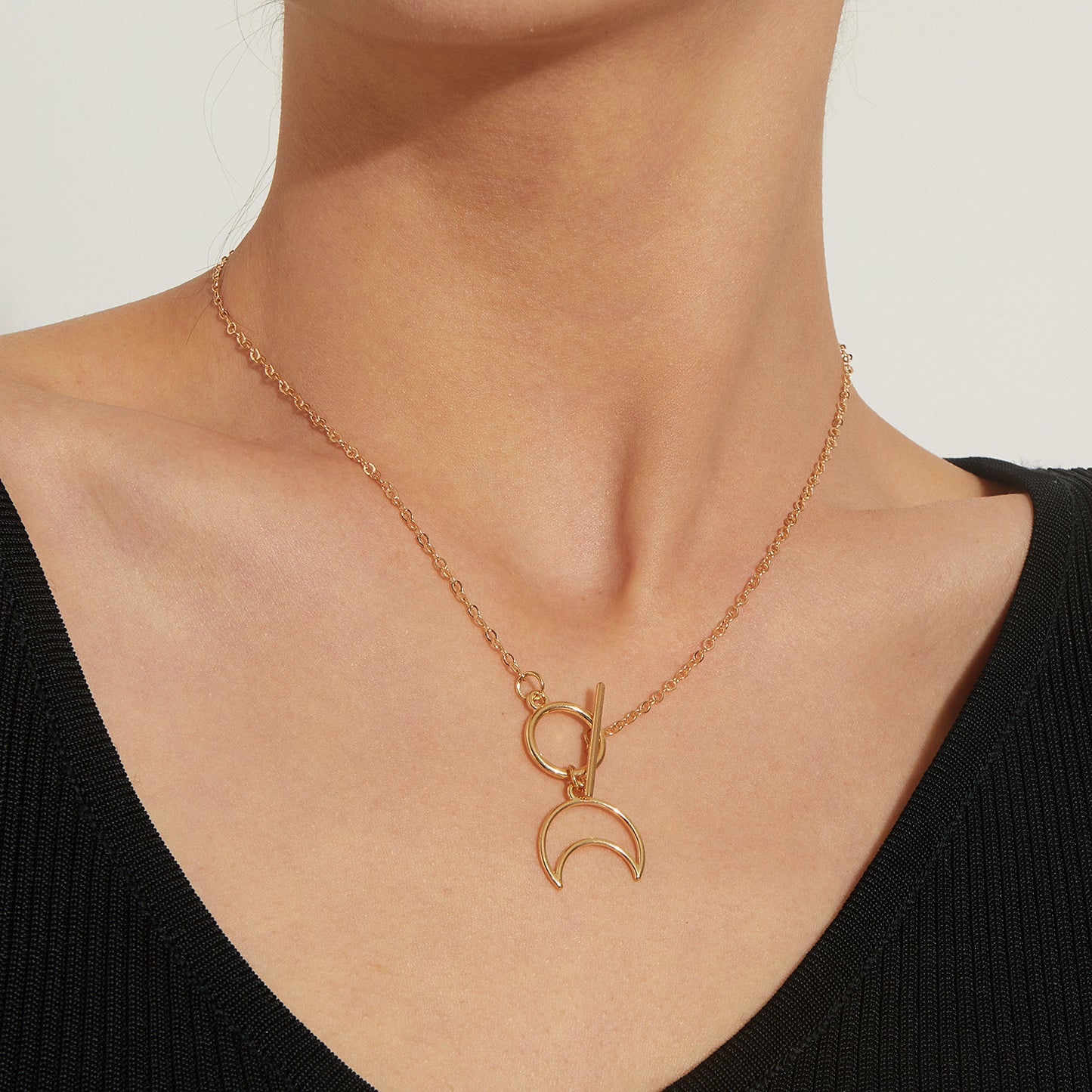 Fashion Moon-Shaped Alloy Necklace with Plated Finish for Women Geometric Pendant on Tiny-Link Chain