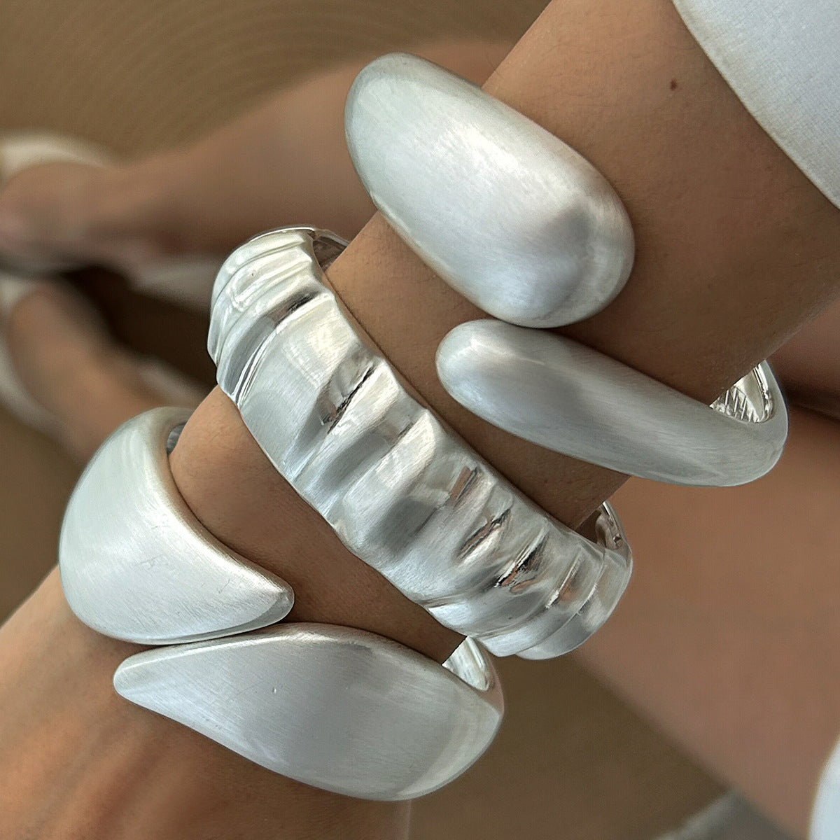Bracciale geometrico minimalista in lega da donna con finitura placcata e design a polsino aperto
