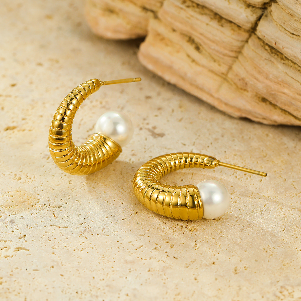Orecchini a C in Acciaio al Titanio Stile Vintage con Perle e Inlay di Pietre Naturali Occhio di Tigre per Donna