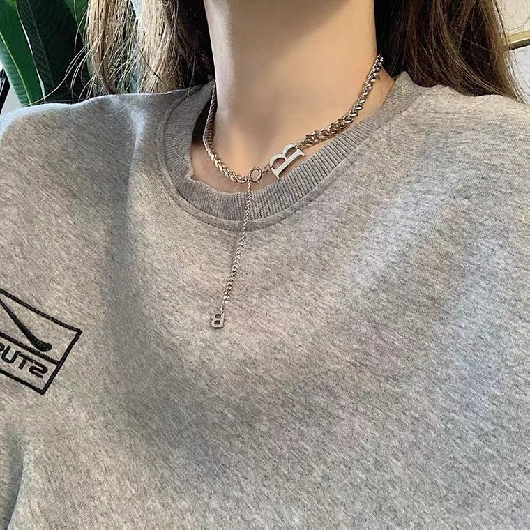 Collana con pendente a lettera B minimalista in acciaio al titanio placcato per uomo e donna