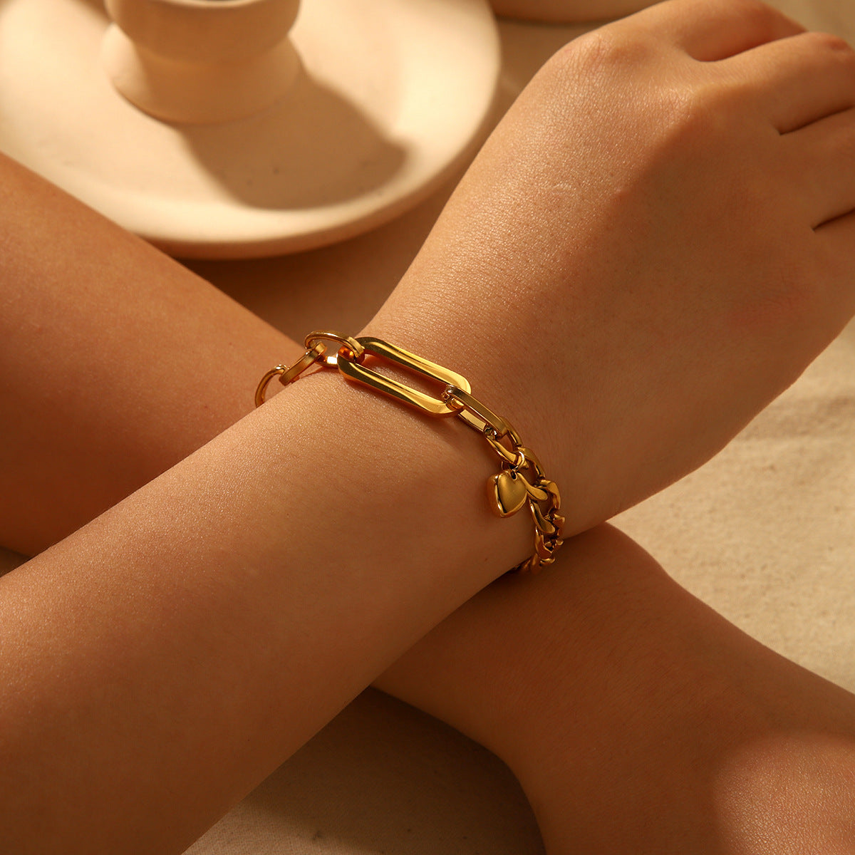 Pulsera de cadena cubana de acero inoxidable chapado en oro de 18 quilates estilo Ins con eslabones ovalados y colgante de corazón con cierre OT para mujer
