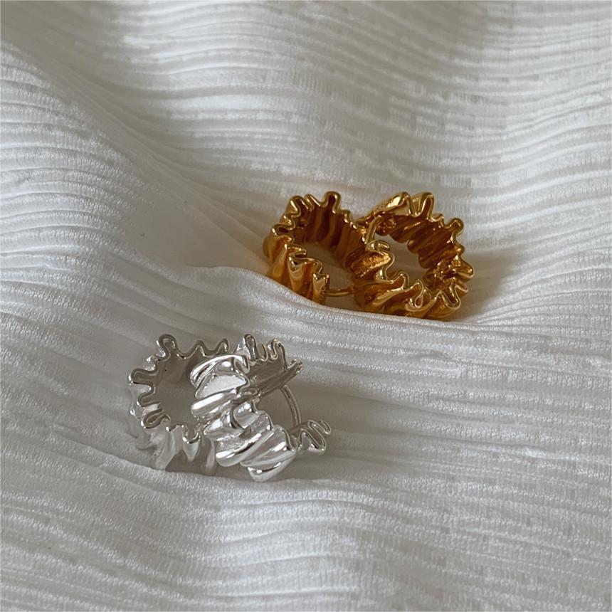 Pendientes de Plata de Ley 925 con Textura Geométrica Plegada Minimalista y Acabado Bañado