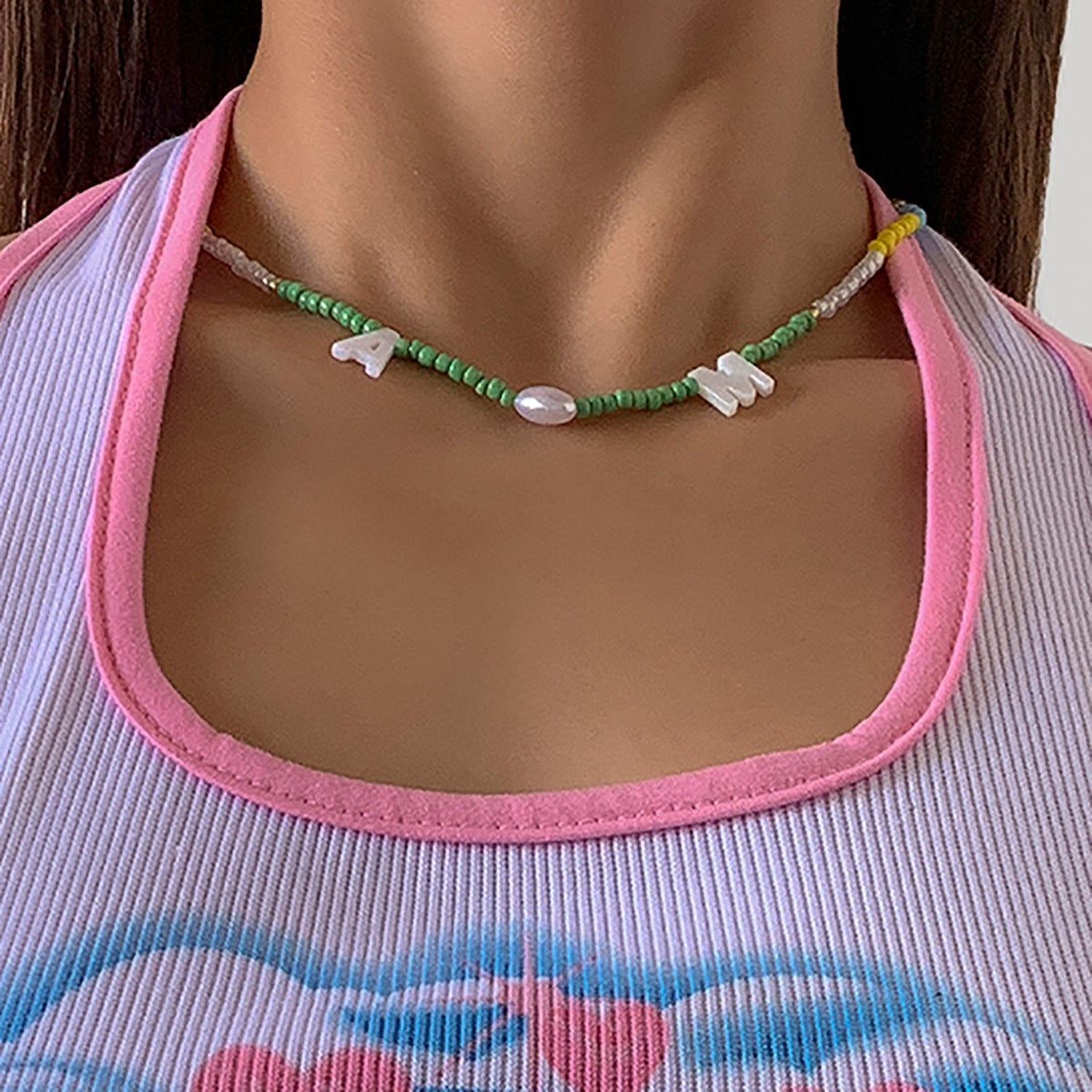 Collar colgante con dije de letra geométrica minimalista con cuentas de perlas de imitación y cadena de bola redonda para mujer