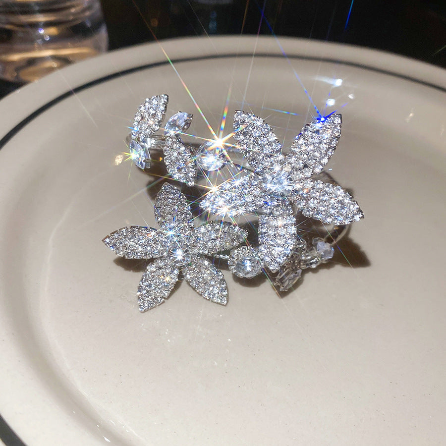 Elegante bracciale rigido aperto floreale con intarsio in strass in rame da donna, accessorio di moda minimalista di lusso
