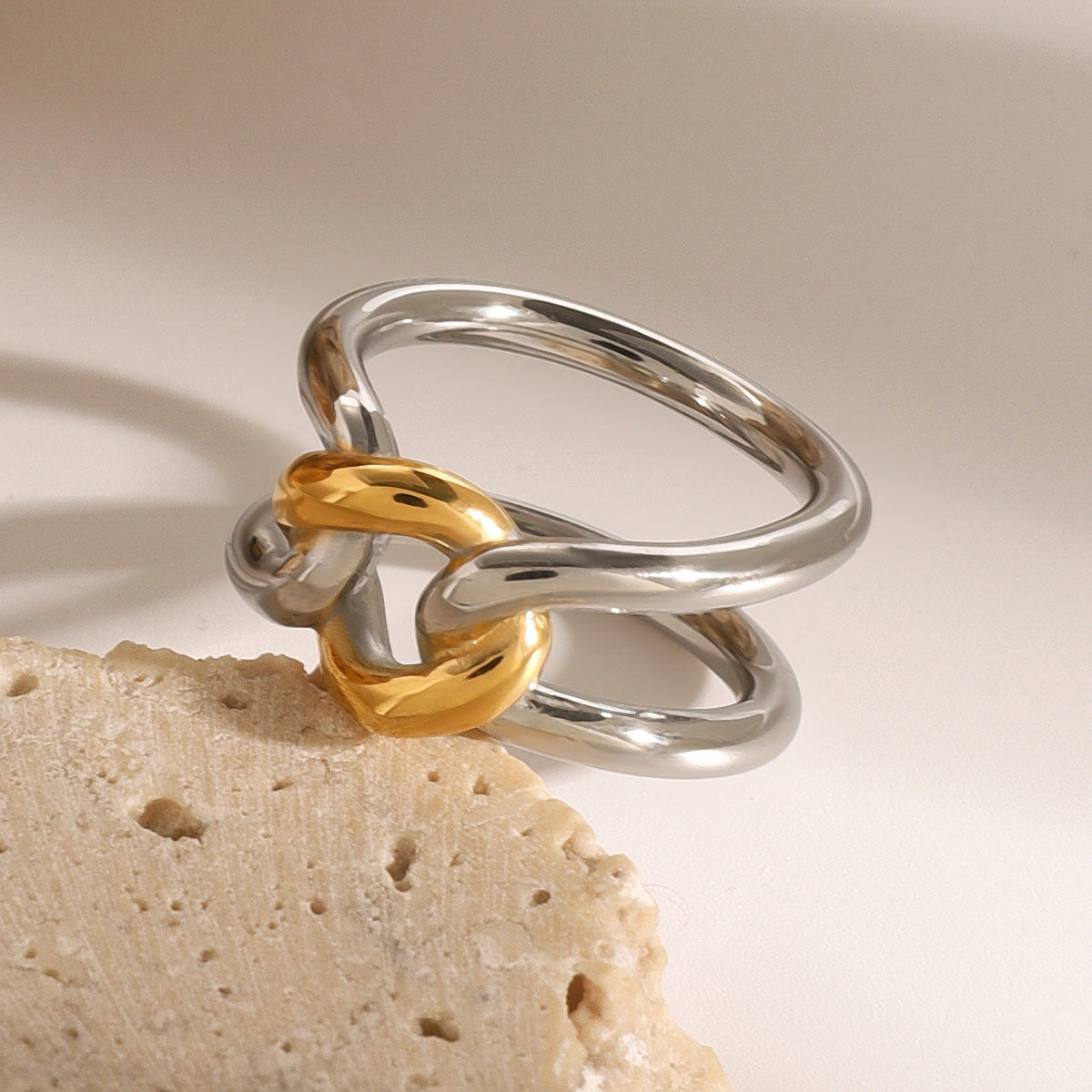Anillo geométrico calado de moda Joyería de acero inoxidable chapado en oro de 18 quilates para mujer